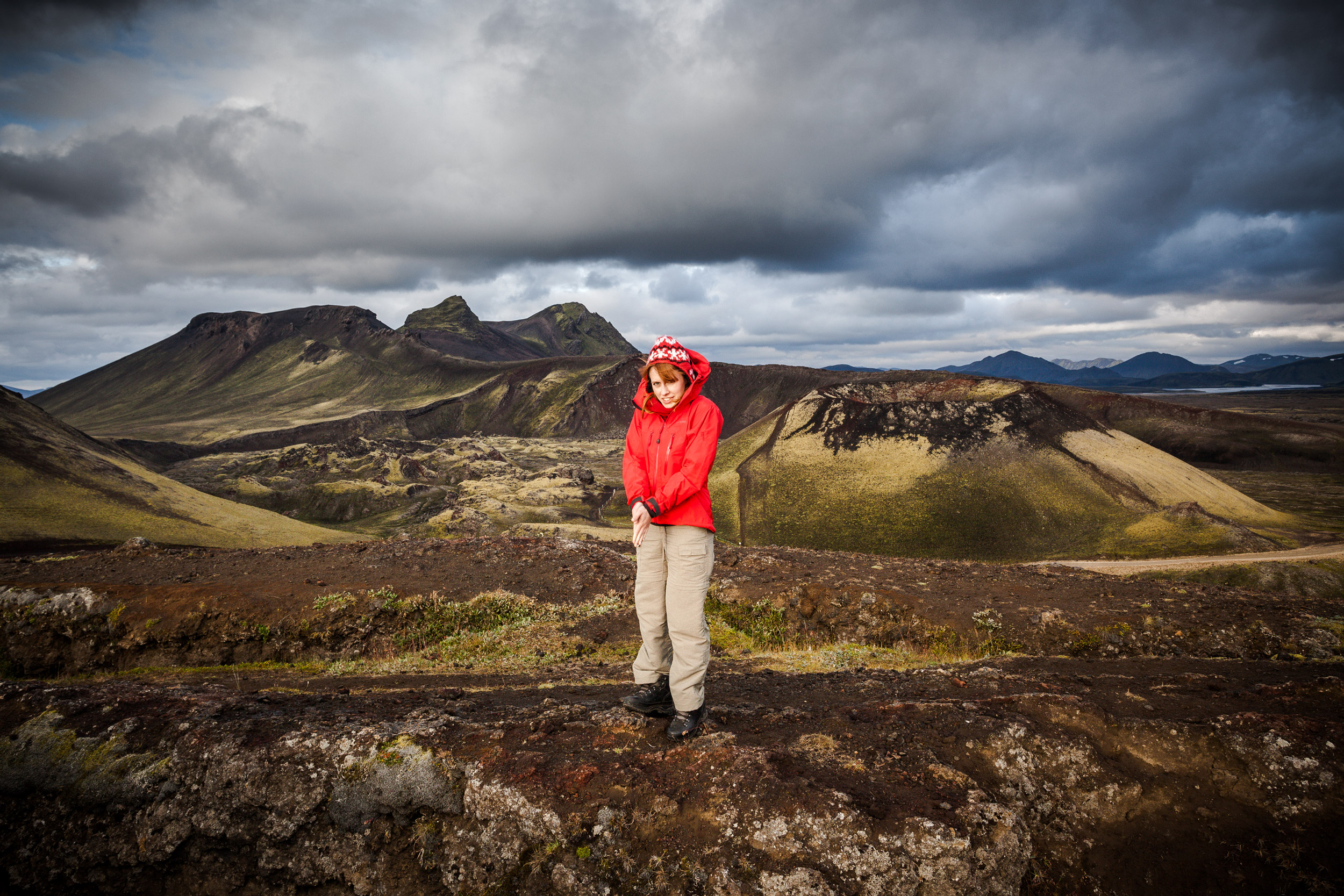Emilie frissone devant le Stutur Crater au Landmannalaugar
