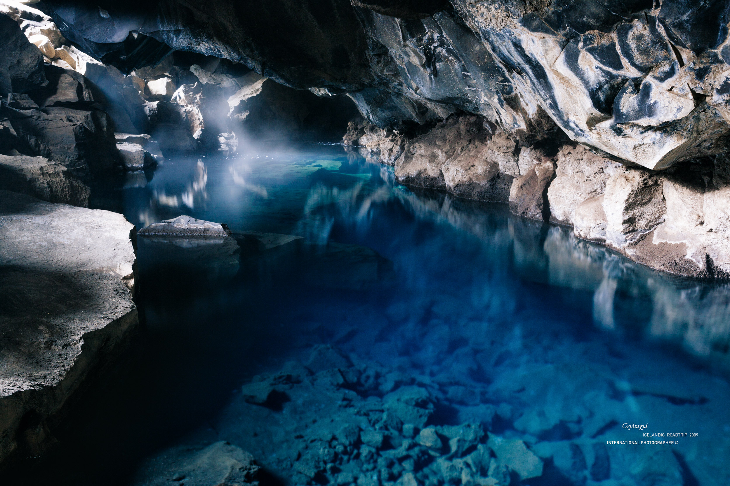 Les eaux chaudes de la grotte de Grjotagja 
