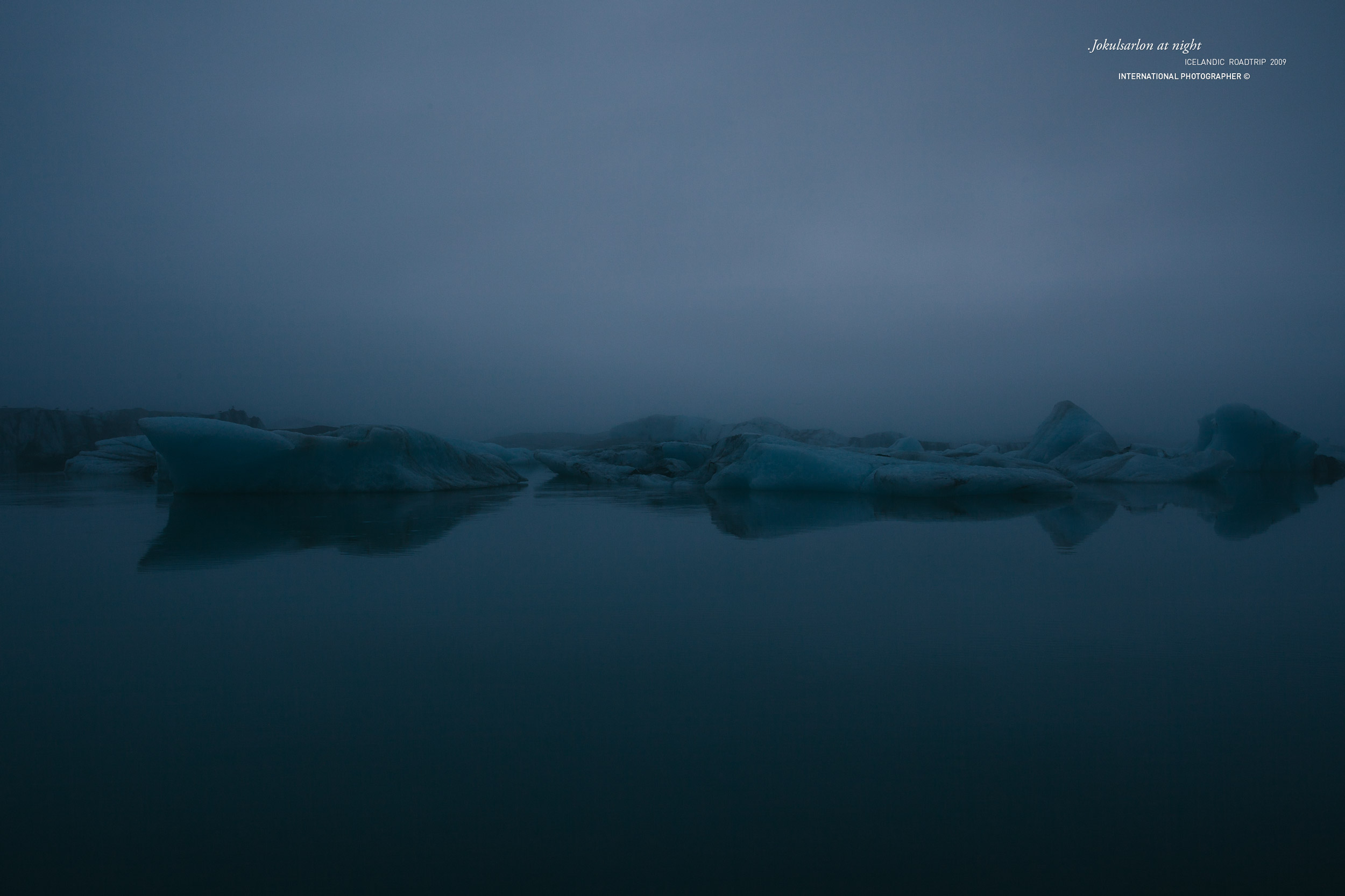 Le lac glaciaire Jokulsarlon la nuit