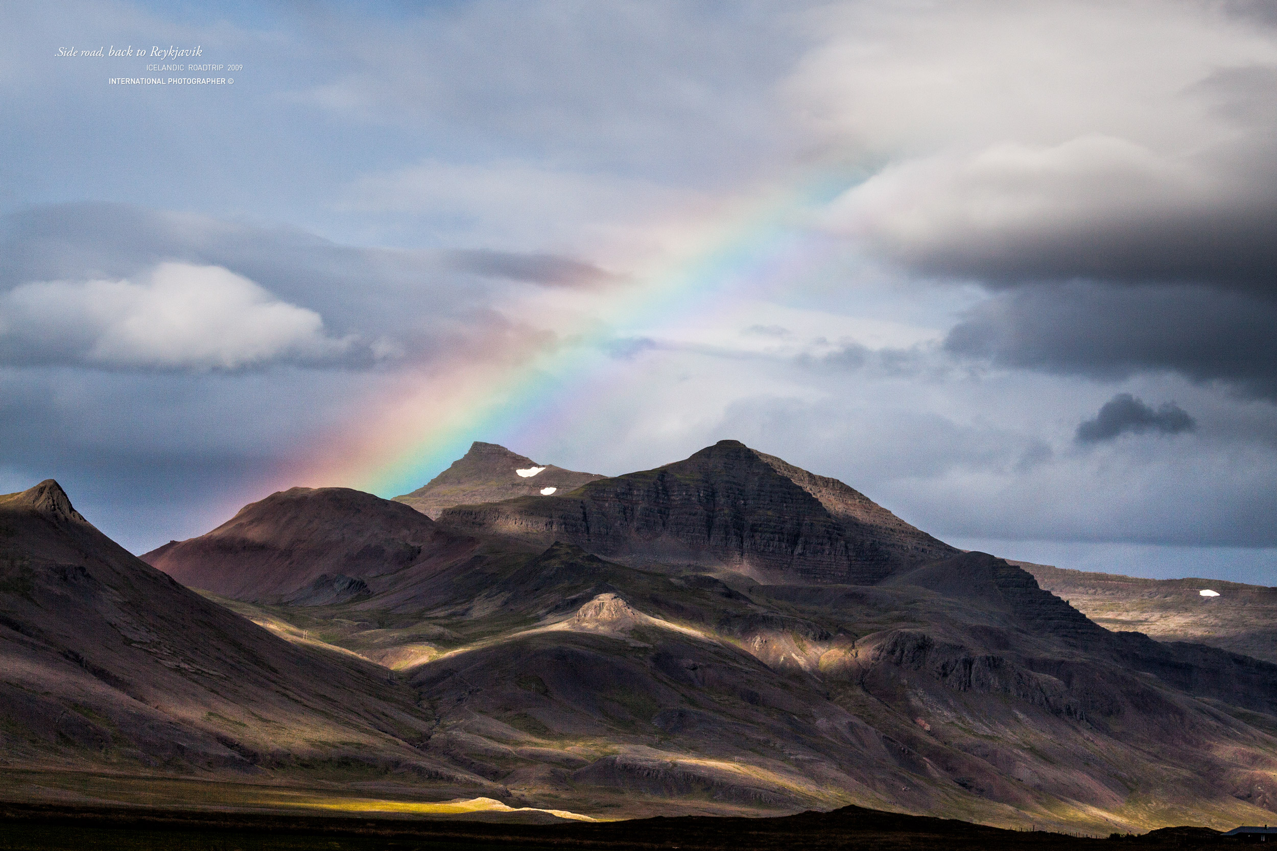 Arc-en-ciel sur les montagnes islandaises