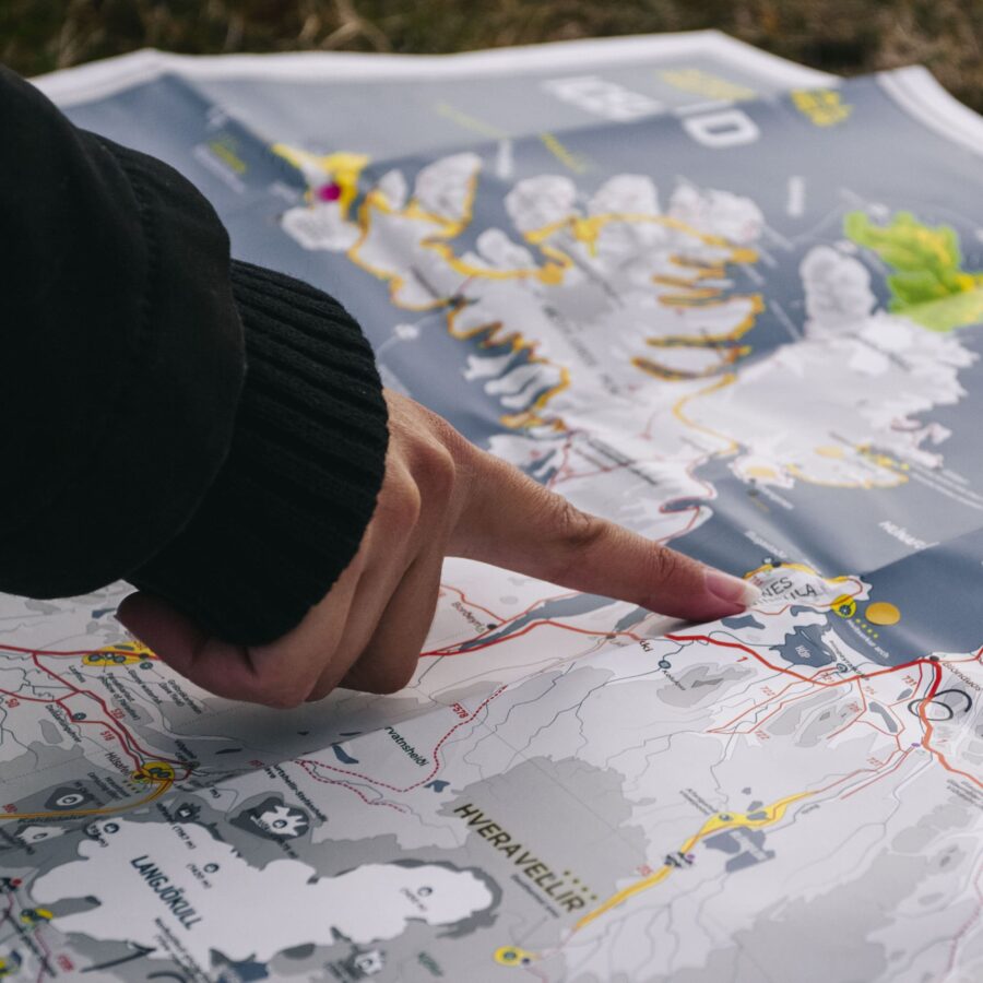 Pour un road trip en Islande, bien planifier la route, les hébergements, et les points photo est essentiel. En suivant la Route 1, qui fait le tour de l'île, vous pourrez admirer des sites emblématiques comme la cascade de Seljalandsfoss, la lagune glaciaire de Jökulsárlón, et les plages de sable noir de Vik. Côté hébergement, réservez à l’avance dans des fermes locales, des auberges ou des campings bien situés le long de votre itinéraire.