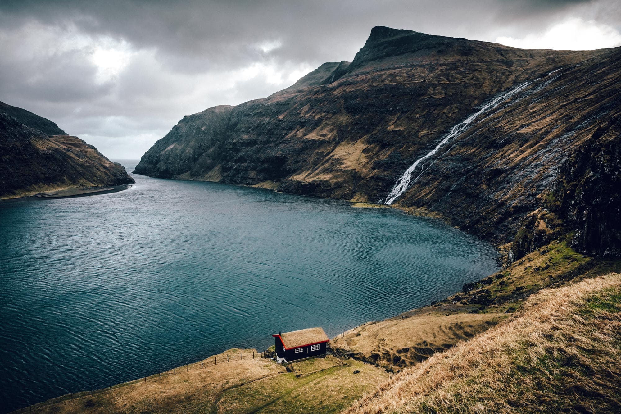 Pourquoi se rendre aux Iles Féroé ? C'est un archipel situé dans l'Atlantique Nord, entre l'Islande et la Norvège. Composé de 18 îles principales, cet archipel offre des paysages à couper le souffle, avec ses falaises escarpées, ses vallées verdoyantes et ses fjords majestueux.