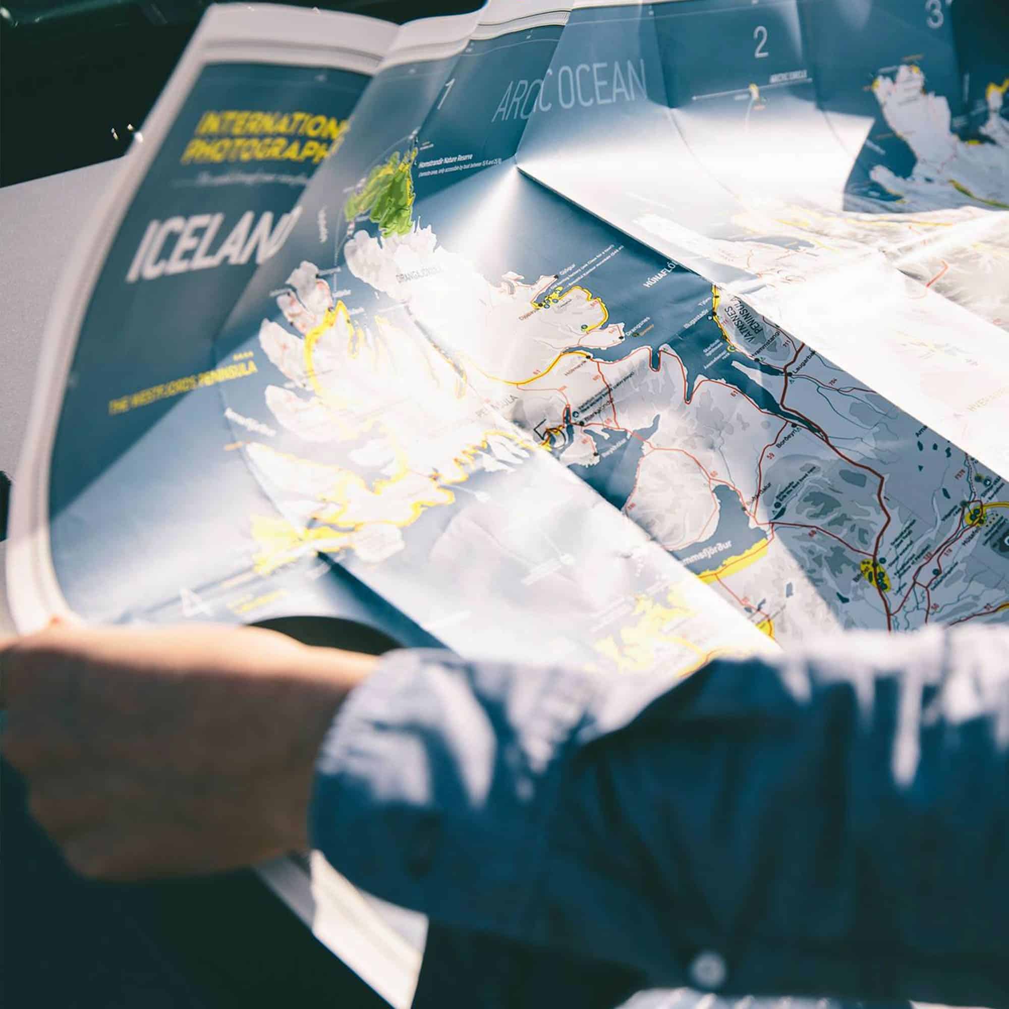 For a road trip in Iceland, a good guide like our waterproof map is essential. Whether you're exploring waterfalls in the rain or windy glaciers, this guide will withstand all weather conditions. It will help you easily navigate the roads, locate the best sites and plan your stops while remaining readable, whatever the weather. An essential companion for a carefree adventure in the Icelandic landscapes!