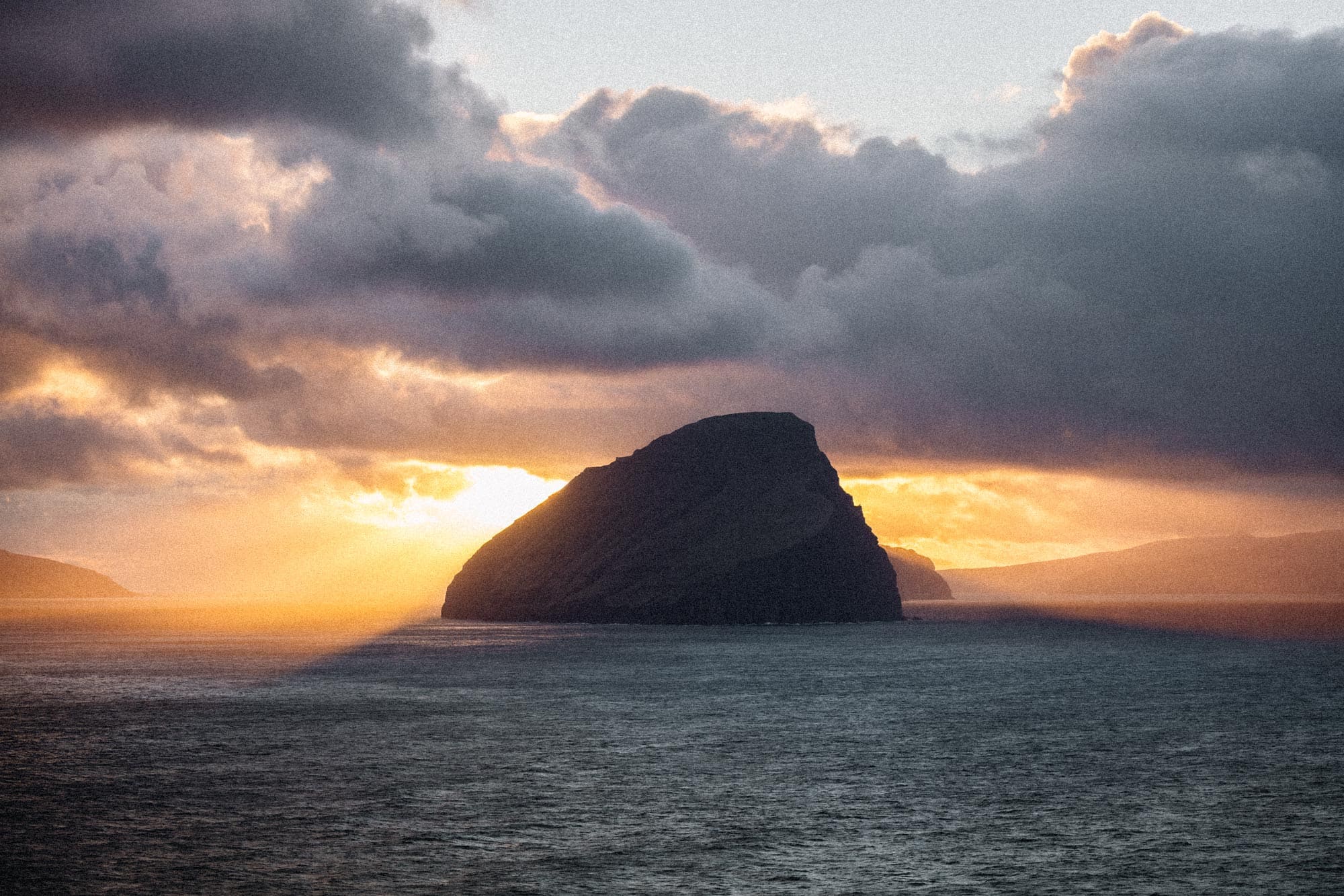 Situées au nord de l'Europe, les îles Féroé sont une destination unique pour un roadtrip en van. Ce magnifique archipel offre une diversité de paysages entre montagnes, fjords et villages pittoresques, le tout dans une nature préservée. En van, vous avez la liberté d'explorer les moindres recoins, de découvrir des panoramas à couper le souffle et de vivre une aventure nordique hors des sentiers battus.