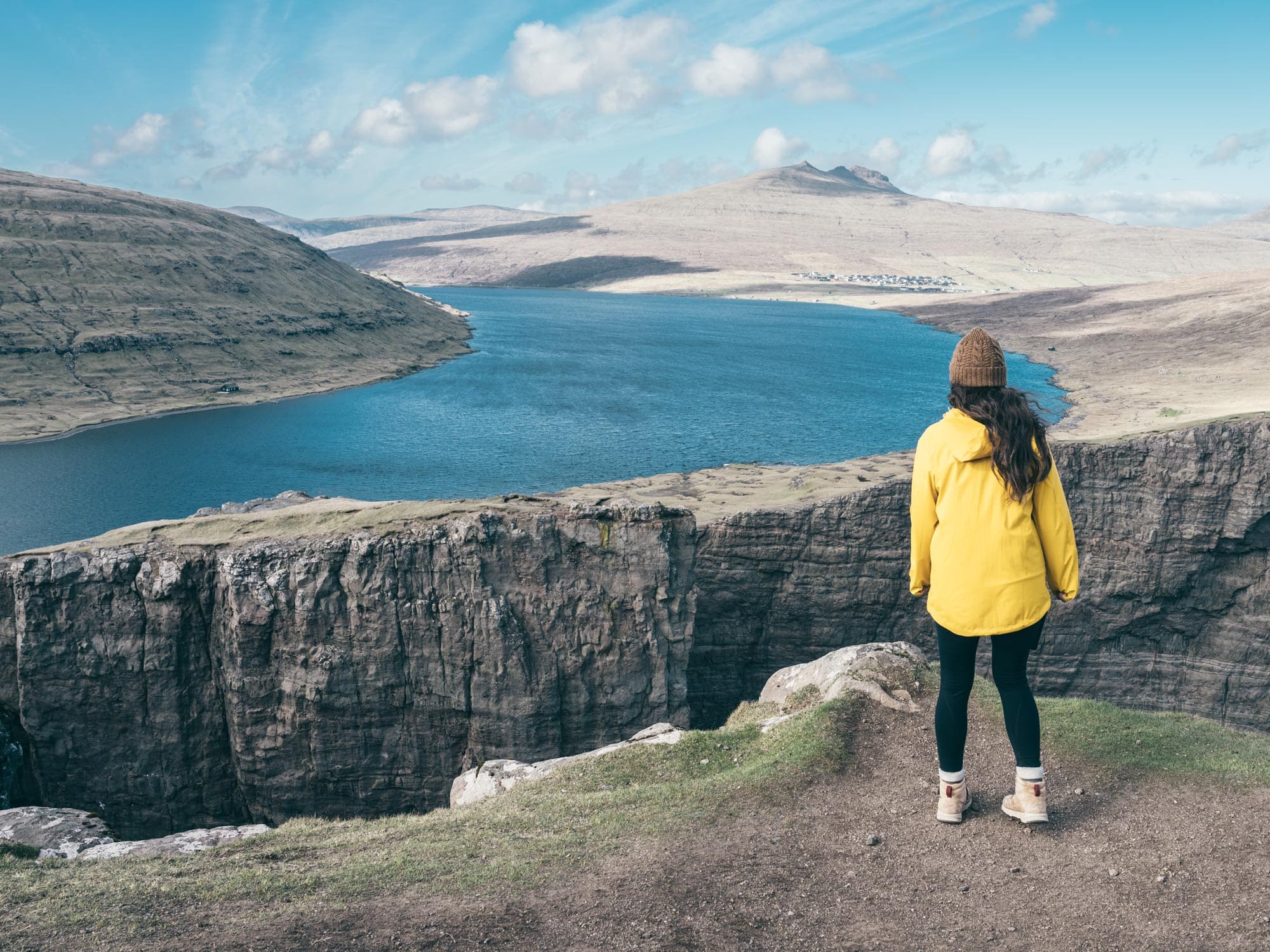 Les Îles Féroé, situées entre l’Islande et l’Écosse, sont une destination incontournable pour les amateurs de nature et d’aventure. Ce petit archipel propose des paysages époustouflants : falaises escarpées, fjords majestueux et vallées verdoyantes.