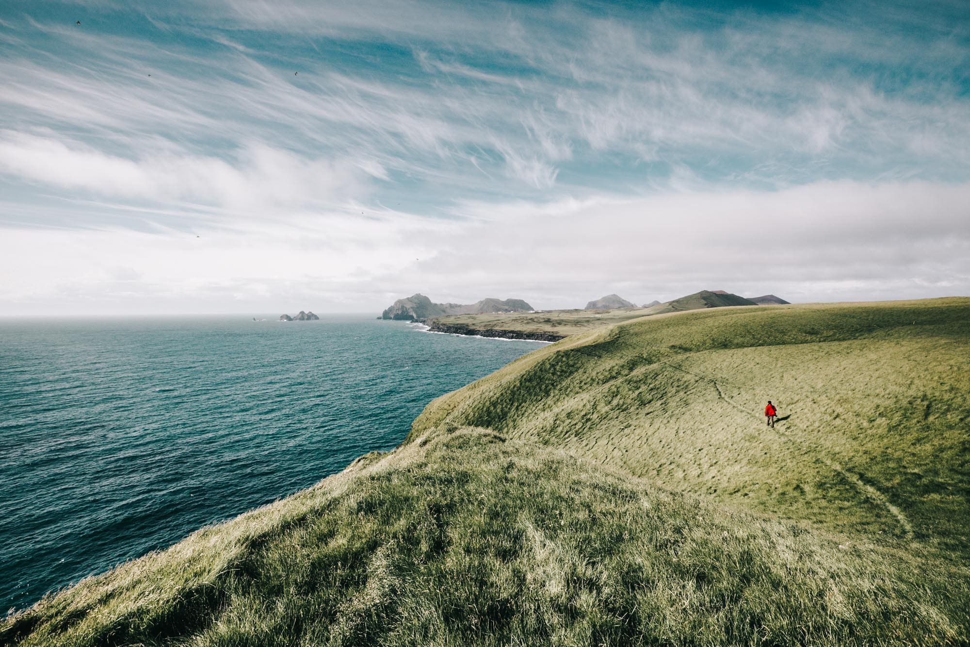 Plongez dans l'aventure avec cette exploration des Îles Vestmann, un archipel spectaculaire situé au large de la côte sud de l'Islande. En 2014, ces îles volcaniques ont révélé leurs paysages sauvages, entre falaises escarpées, plages de sable noir et volcans imposants.