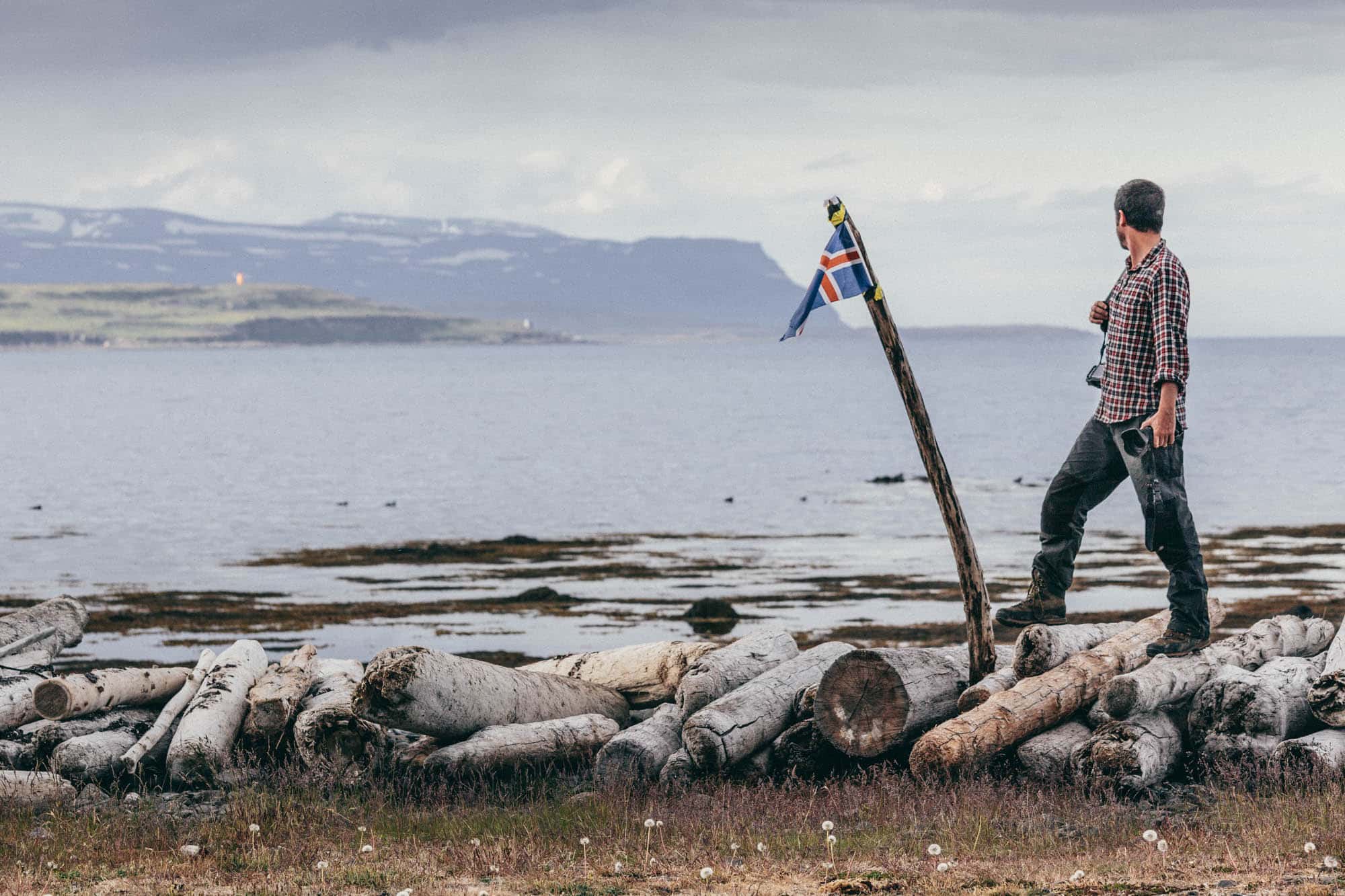 Découvrez l’Islande à travers les yeux de Michaël LEVY, expert en Design Graphique et Photographie. Grâce à ses cartes exclusives des spots photos, partez à la découverte des paysages majestueux et des lieux incontournables pour capturer la beauté brute de cette terre de feu et de glace !